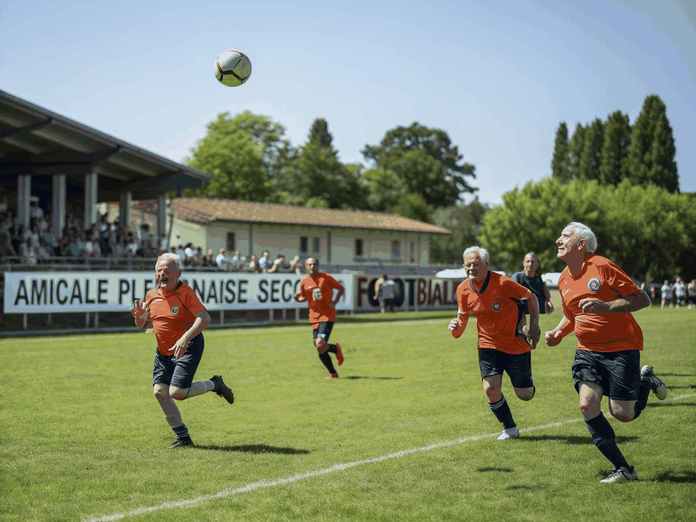 Aînés jouant au soccer